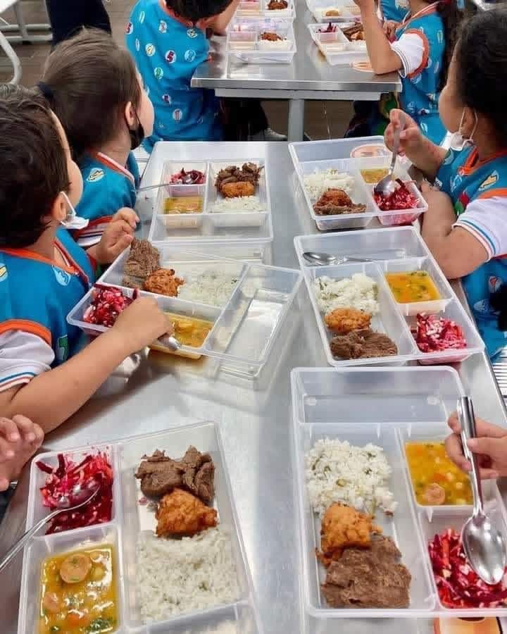 Estudiantes de Envigado recibiendo su alimentación escolar